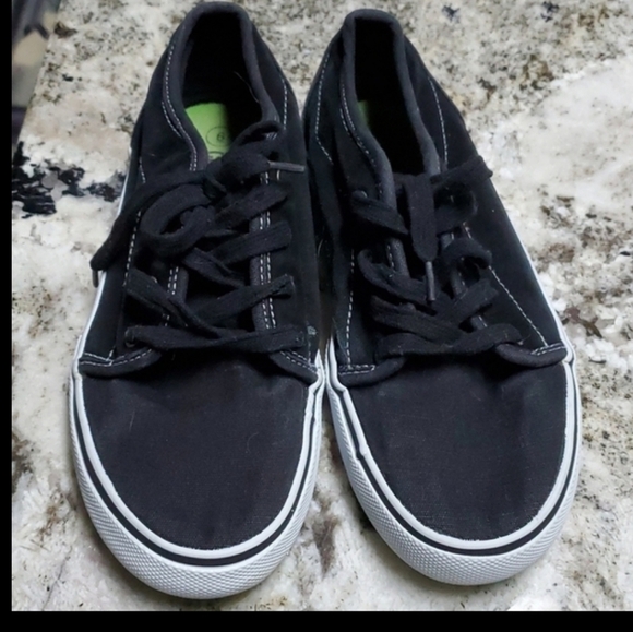 Circo Shoes Black White Size 6 Sneakers - Picture 1 of 12